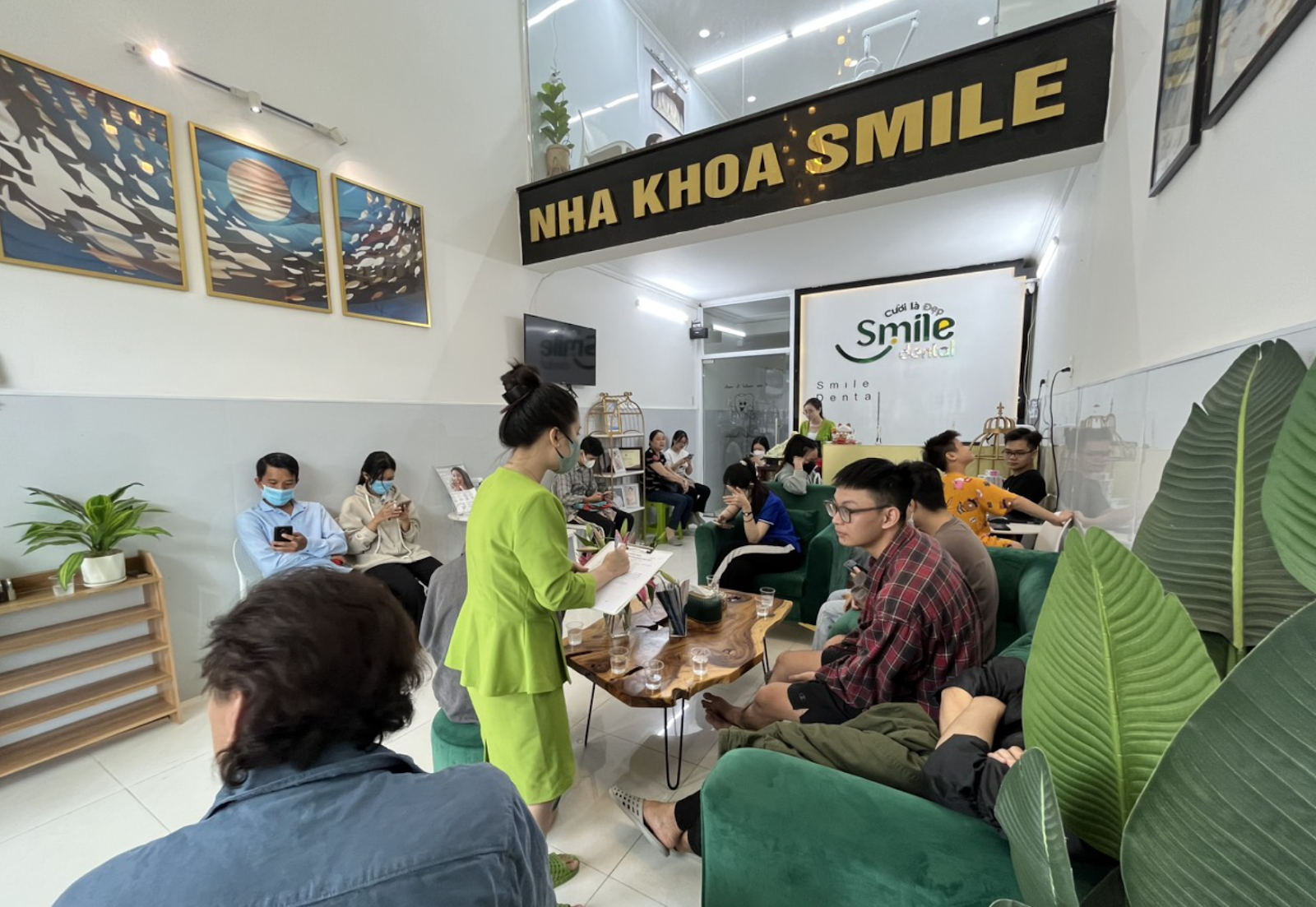 Khách chờ tới lượt khám 