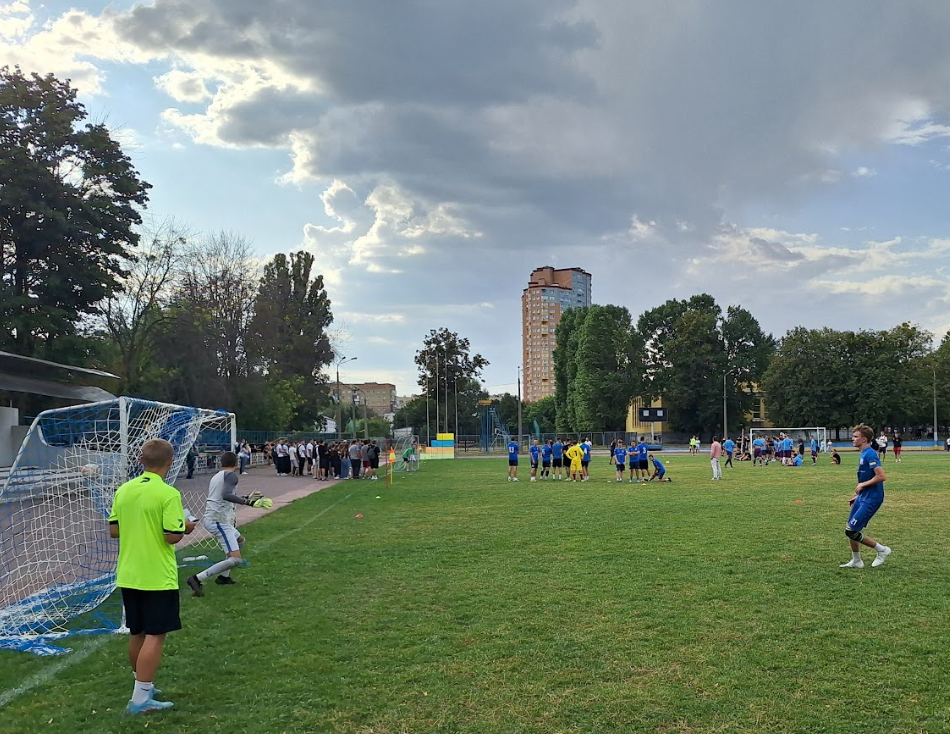 A group of people on a football field

Description automatically generated