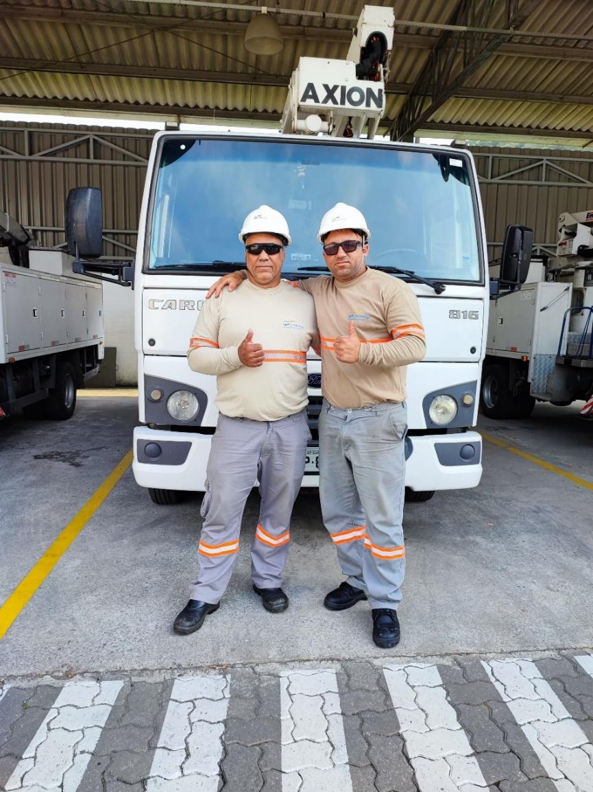 Pessoas na frente de um caminhão

Descrição gerada automaticamente com confiança média