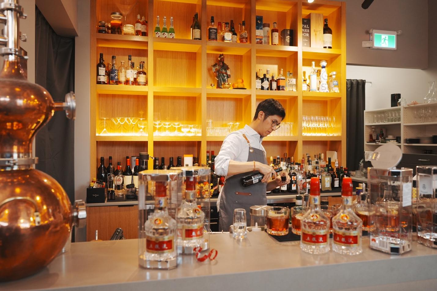 A person standing behind a bar

AI-generated content may be incorrect.
