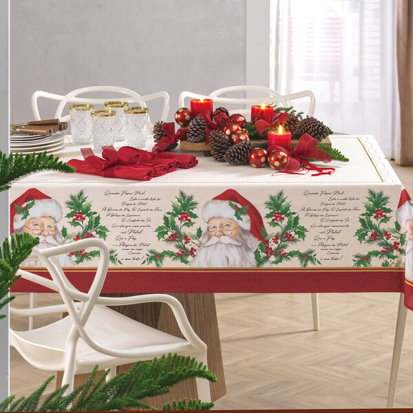 Mesa decorada com toalha natalina, velas vermelhas e enfeites, com o tema do Papai Noel.