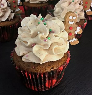 Yummy christmas cupcakes with cinnamon frosting and minature gingerbread men