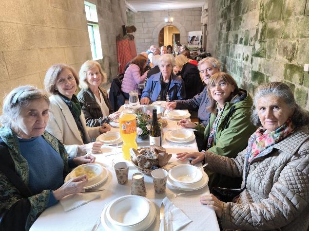 Un grupo de personas sentadas alrededor de una mesa

Descripción generada automáticamente