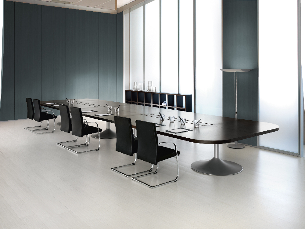 Classic meeting table for customisable productive and versatile use.