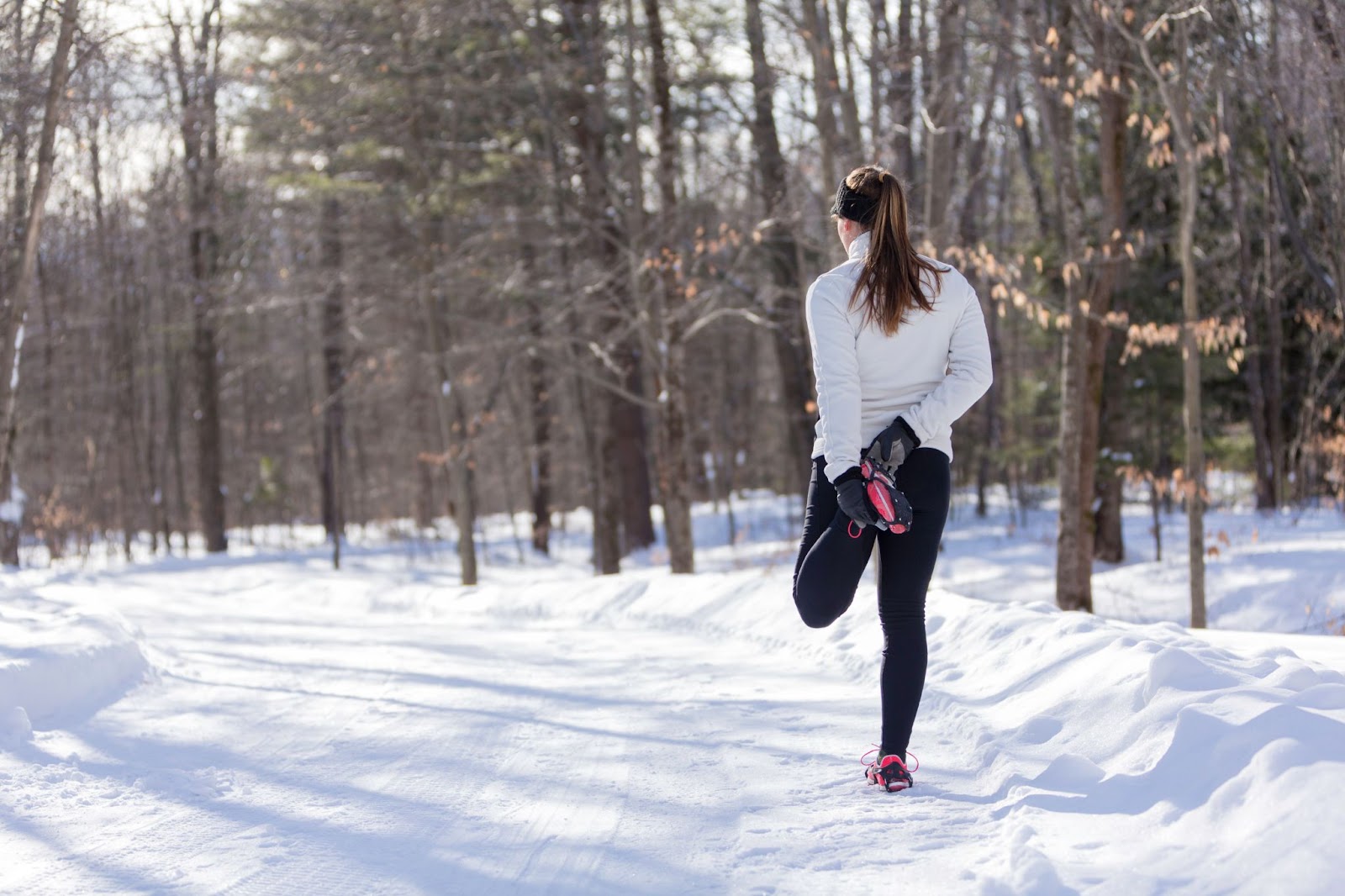 5 simple tips woman stretching before her morning jog