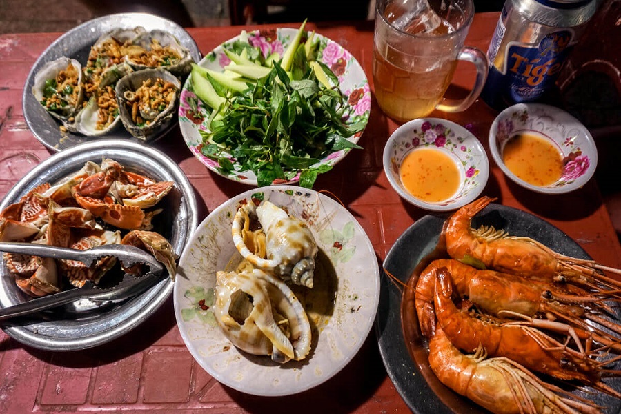 Delicious dishes made from seafood in Tan Phung’s coastal market  