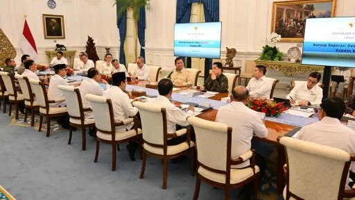 Presiden Prabowo Subianto melakukan pertemuan bersama jajarannya membahas Koperasi Merah Putih di Istana Merdeka, Jakarta, pada Selasa, 4 Maret 2025. (Foto: BPMI Sekretariat Presiden/Rusman)
