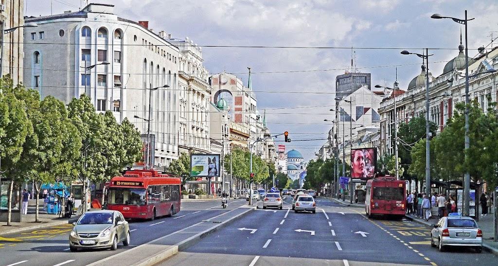 A city street with cars and buses

Description automatically generated