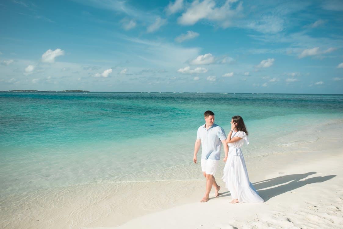 Free Newly Wed on Seashore Stock Photo, honeymoon itinerary