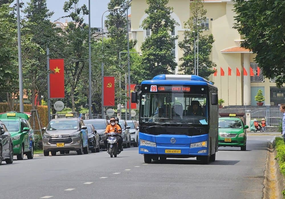 Có rất nhiều tuyến xe bus đi ngang qua địa điểm Nhà Thiếu Nhi Tân Phú (Ảnh: Sưu tầm Internet)