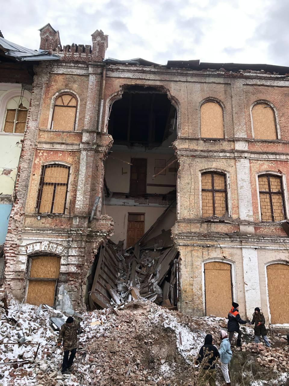 A building with a collapsed building

Description automatically generated with medium confidence