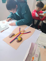 Un grupo de niños sentados en una mesa

Descripción generada automáticamente con confianza baja