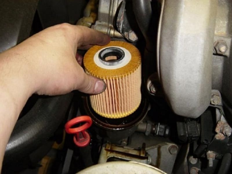 Thay lọc dầu xe nâng là một phần trong việc sửa chữa động cơ xe nâng dầu