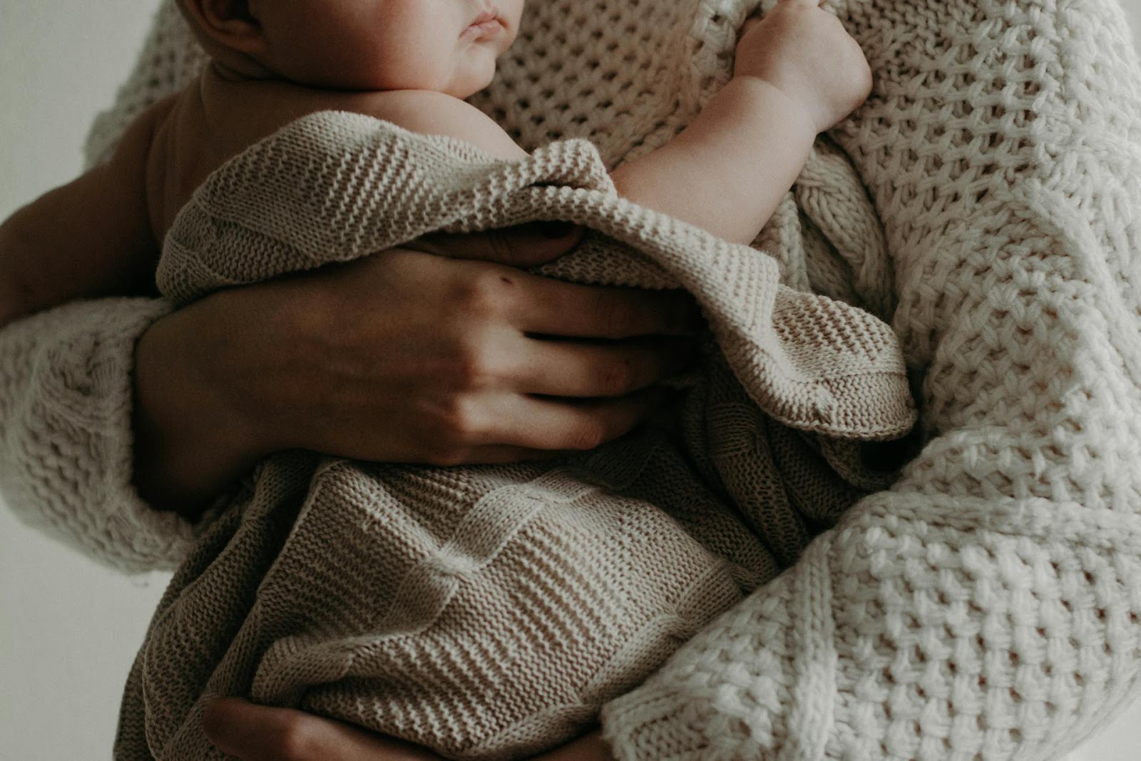 A woman carrying a baby | Source: Pexels