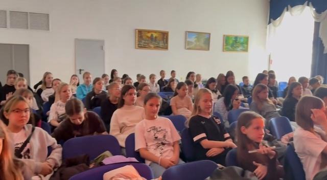 Изображение выглядит как одежда, Человеческое лицо, человек, женщина

Автоматически созданное описание