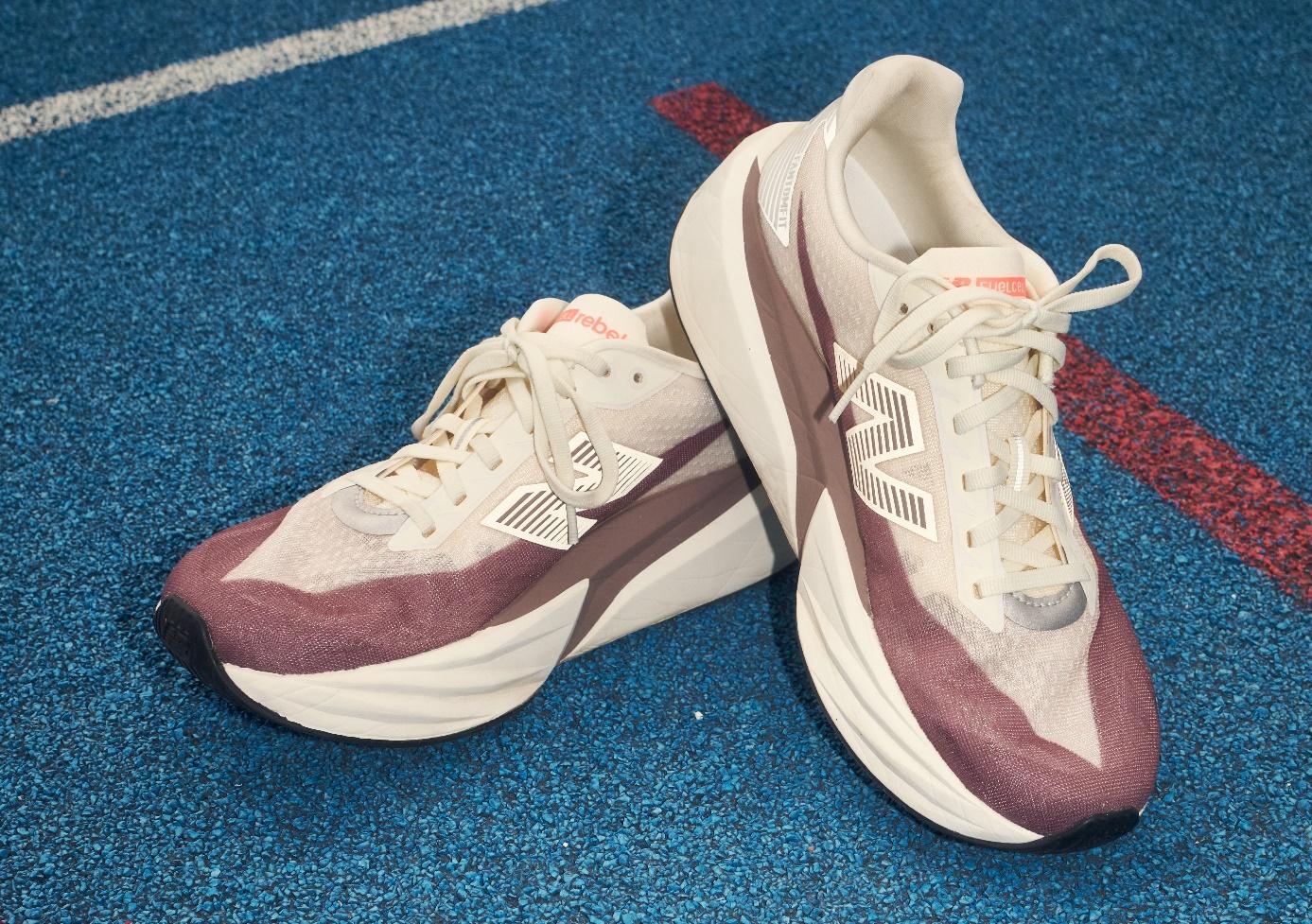 Ein Bild, das Schuh, Sneaker, Straßenschuh, Schuhe enthält.

KI-generierte Inhalte können fehlerhaft sein.