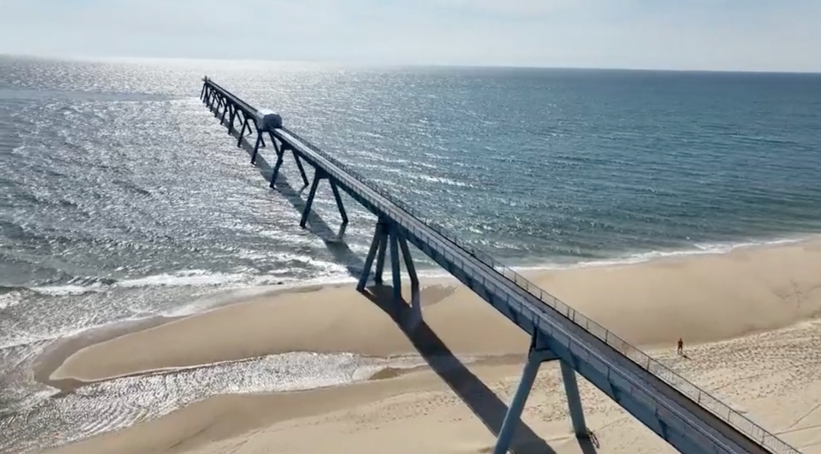 Le wharf déverse chaque jour dans l'océan les eaux usées du Bassin d'Arcachon, y compris celles de l'usine Smurfit Kappa (image Sur le front, Winter Productions)