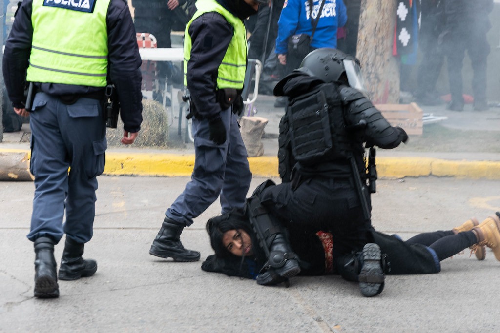 Una joven mapuche es detenida durante la feroz represión de las comunidades mapuche.