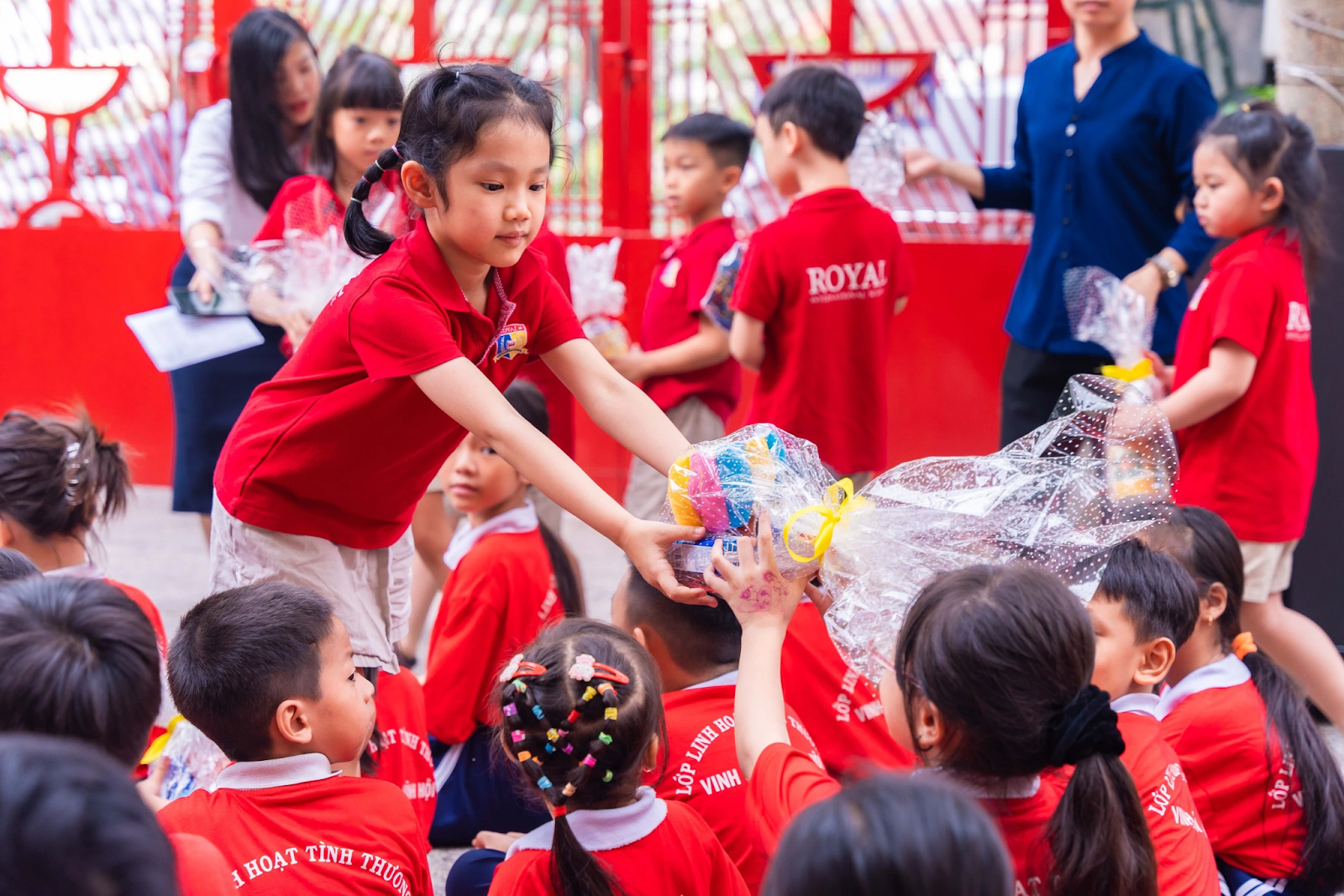 Giáo dục trẻ biết yêu thương chia sẻ 