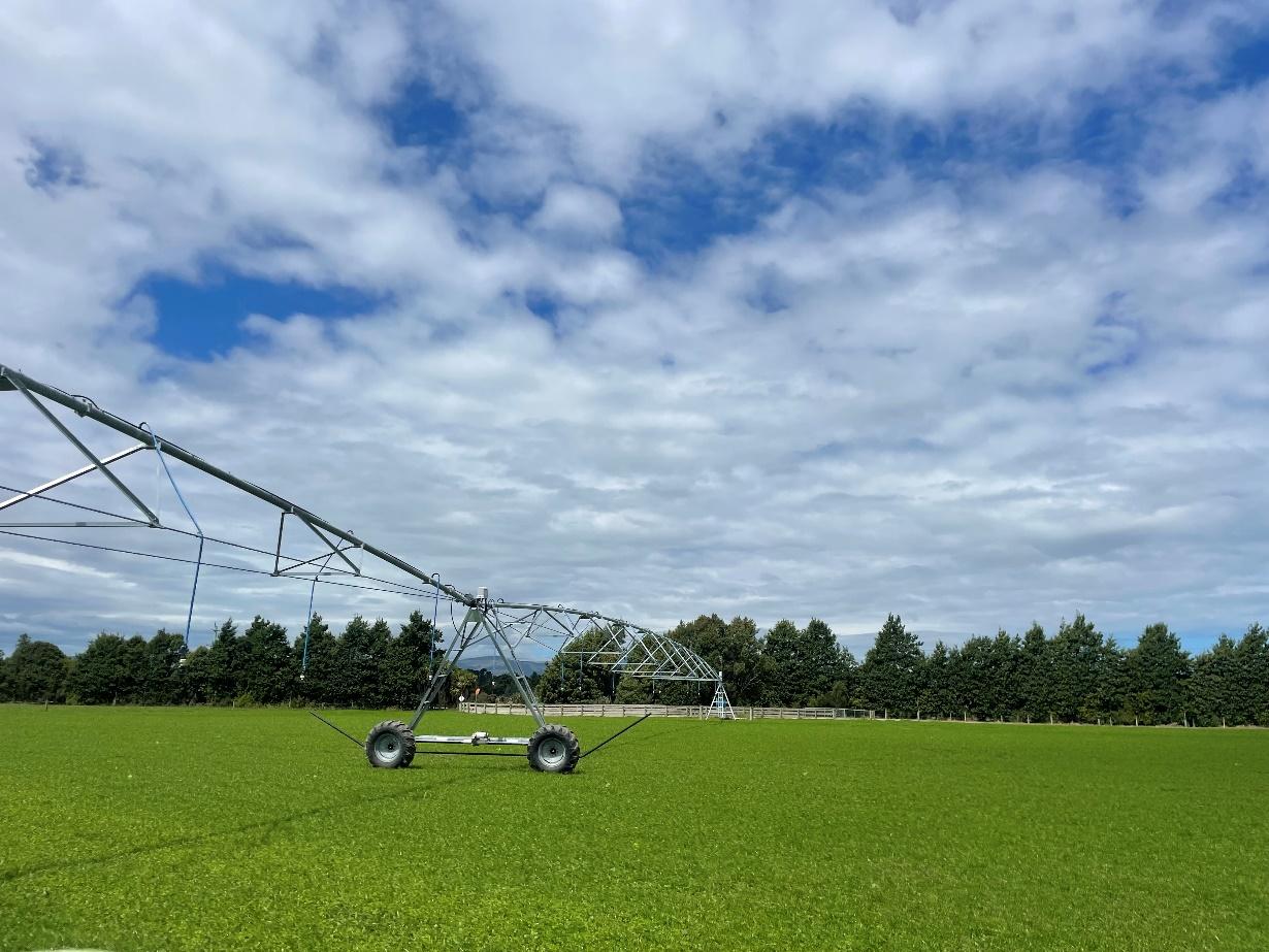 A machine on a grass field

Description automatically generated