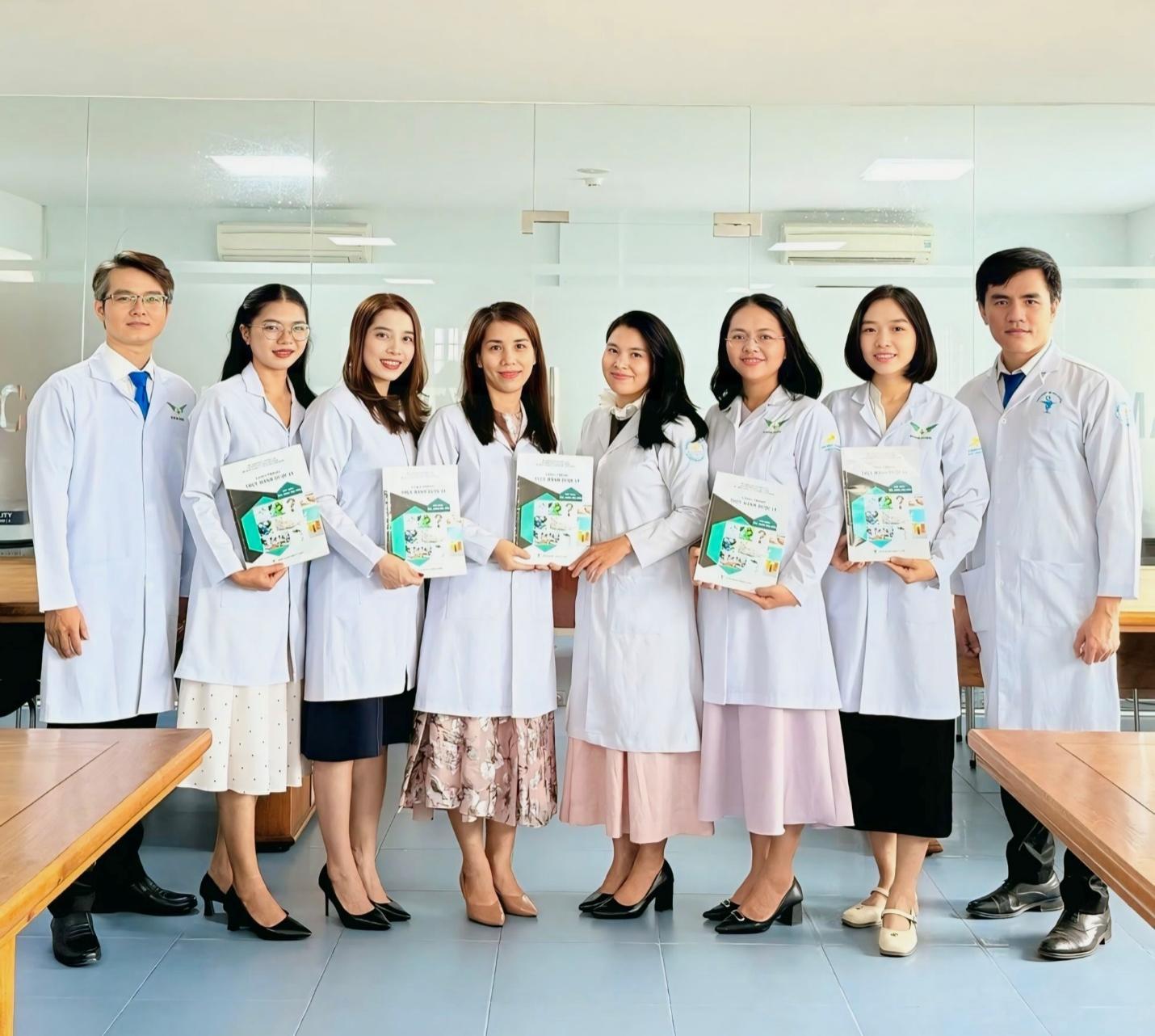A group of people in white lab coats
AI-generated content may be incorrect.