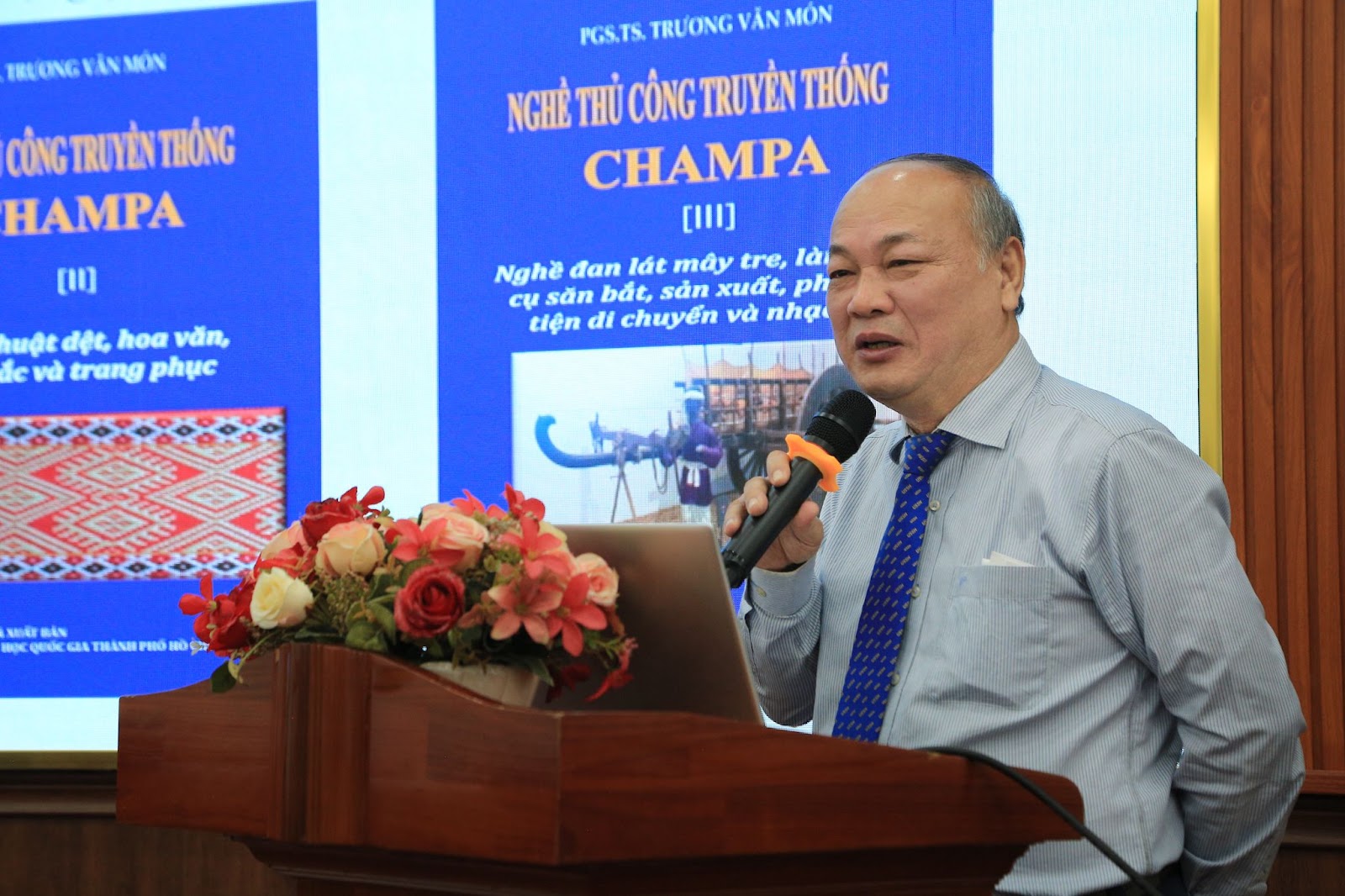 TS. Phan Thanh Định gửi lời chúc mừng sự ra mắt của bộ sách tại buổi tọa đàm - Ảnh: TIẾN ANH