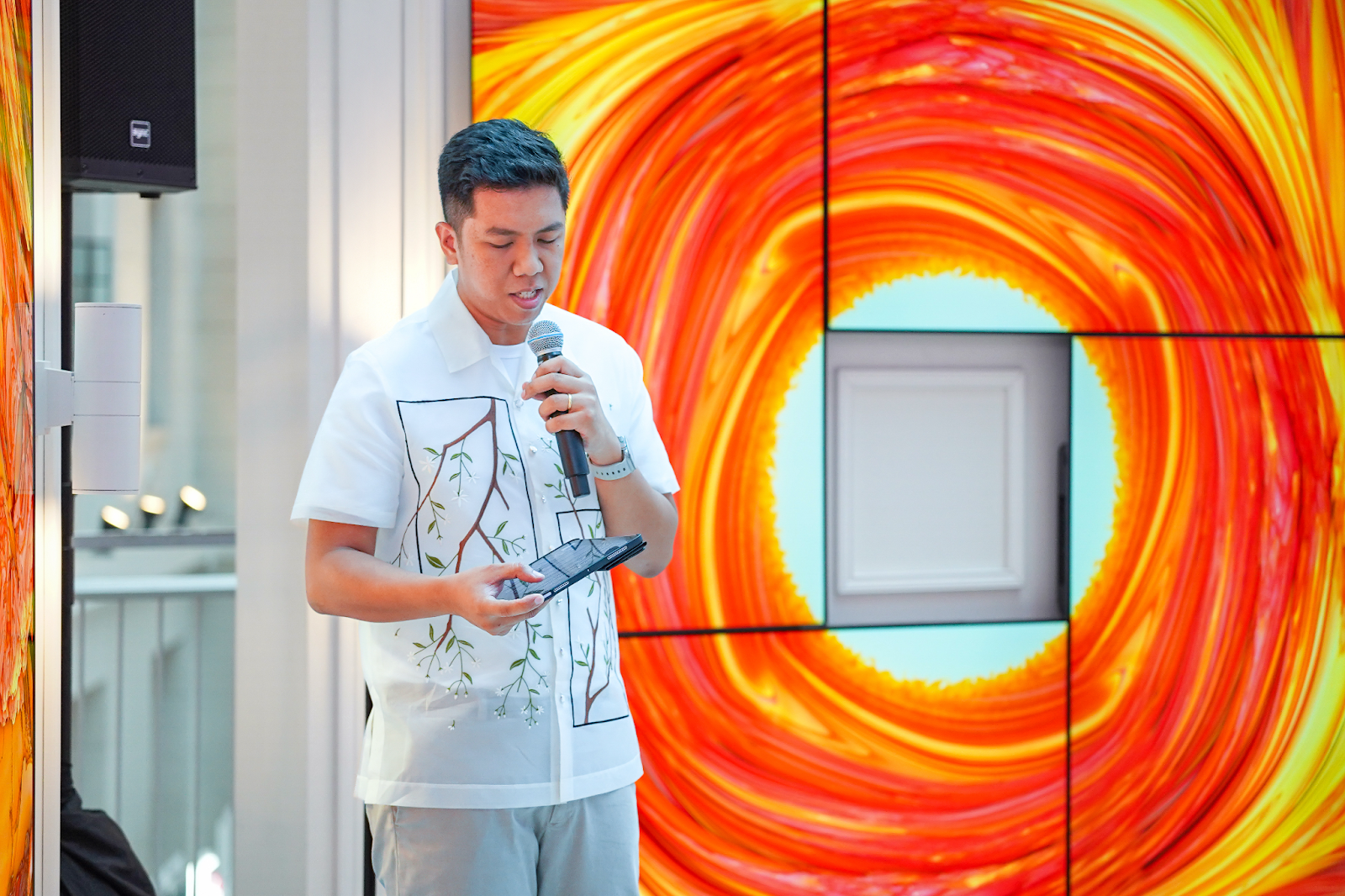 Celebrating 12 Years of OLED Excellence, LG Showcases “Fragments” by Isaiah Cacnio at the National Museum of Natural History