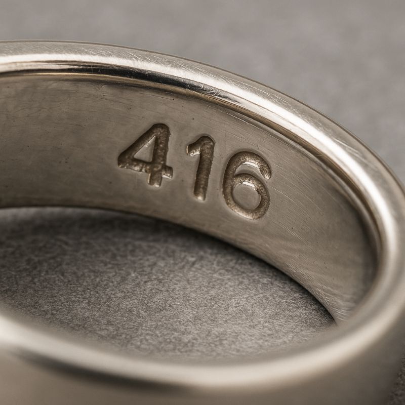Con dấu “416” rõ nét trên mặt trong chiếc nhẫn vàng trắng