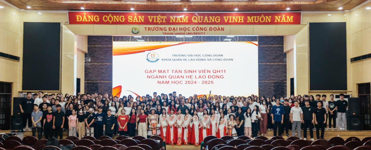 Ảnh có chứa văn bản, trong nhà, tòa nhà, thính phòng

Mô tả được tạo tự động