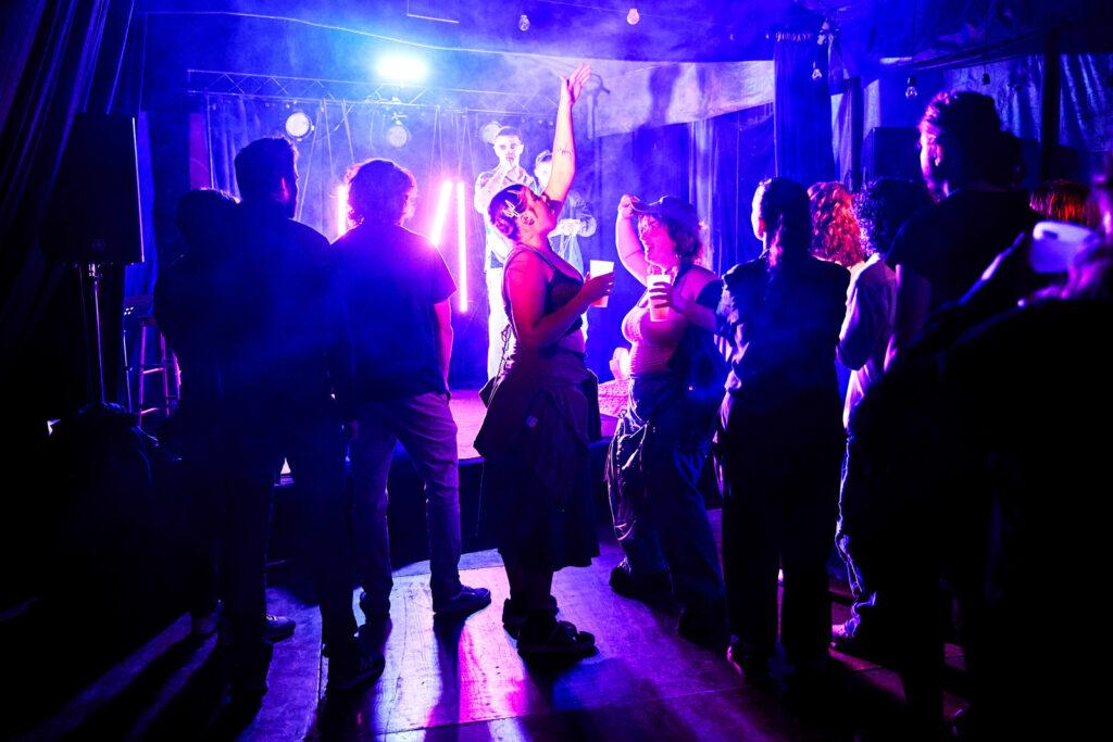 Une image contenant boîte de nuit, personne, Danse, habits Le contenu généré par l’IA peut être incorrect.