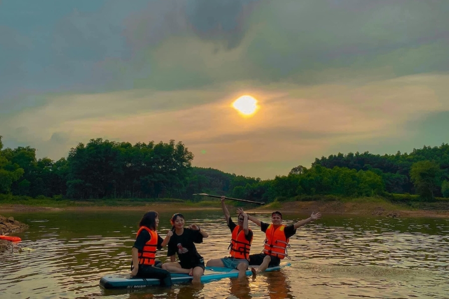 Discover the peaceful beauty of Ghenh Che Lake