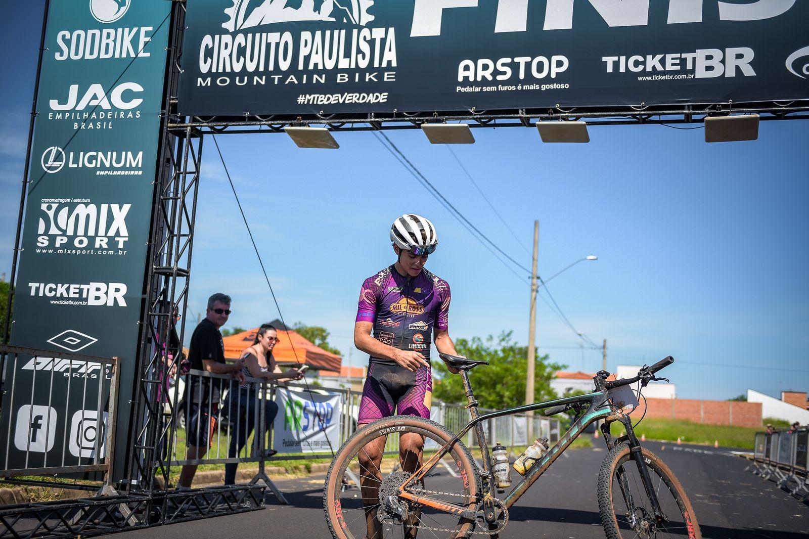 Homem de bicicleta com placa na frente

O conteúdo gerado por IA pode estar incorreto.