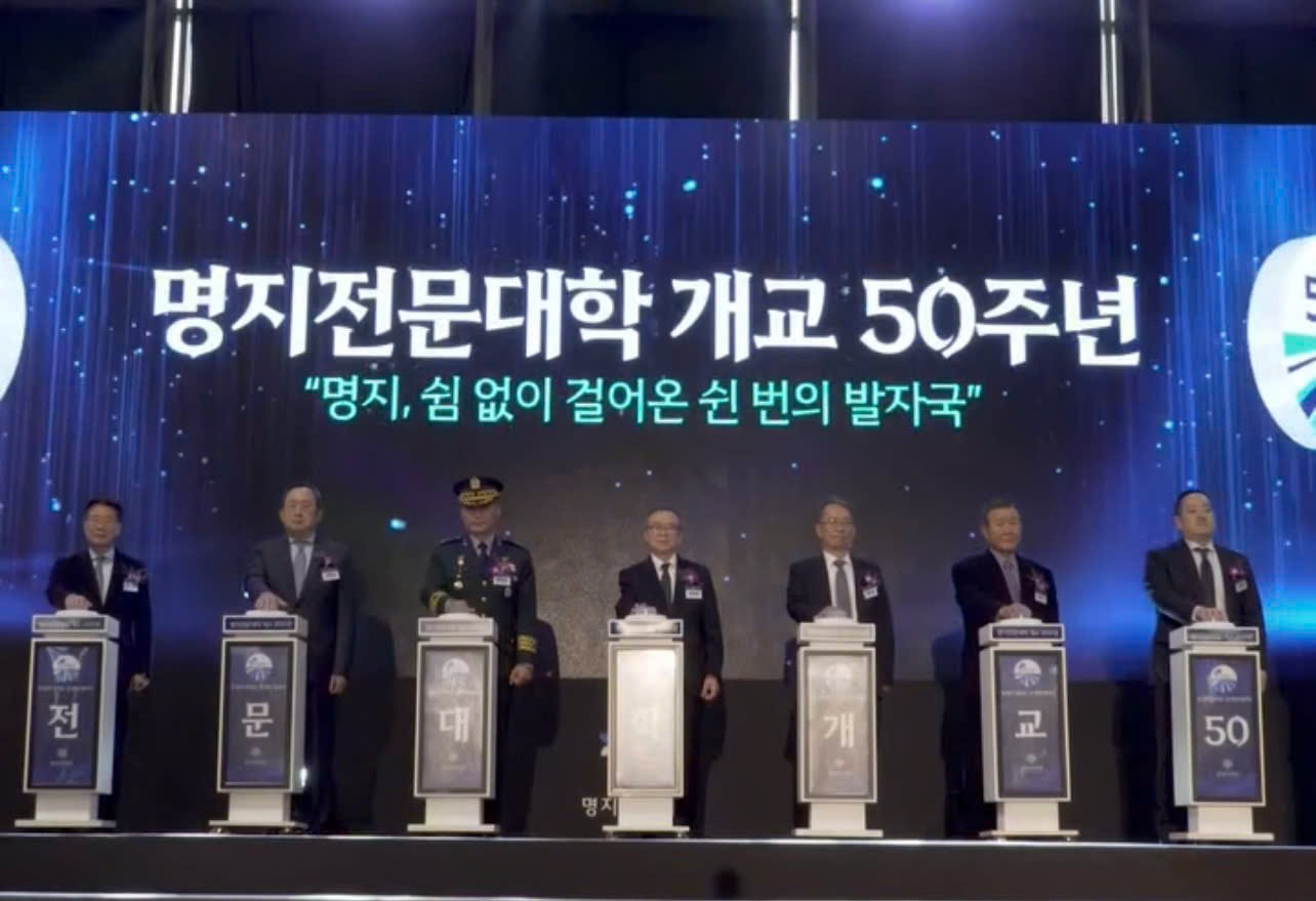A group of men standing on podiums

AI-generated content may be incorrect.