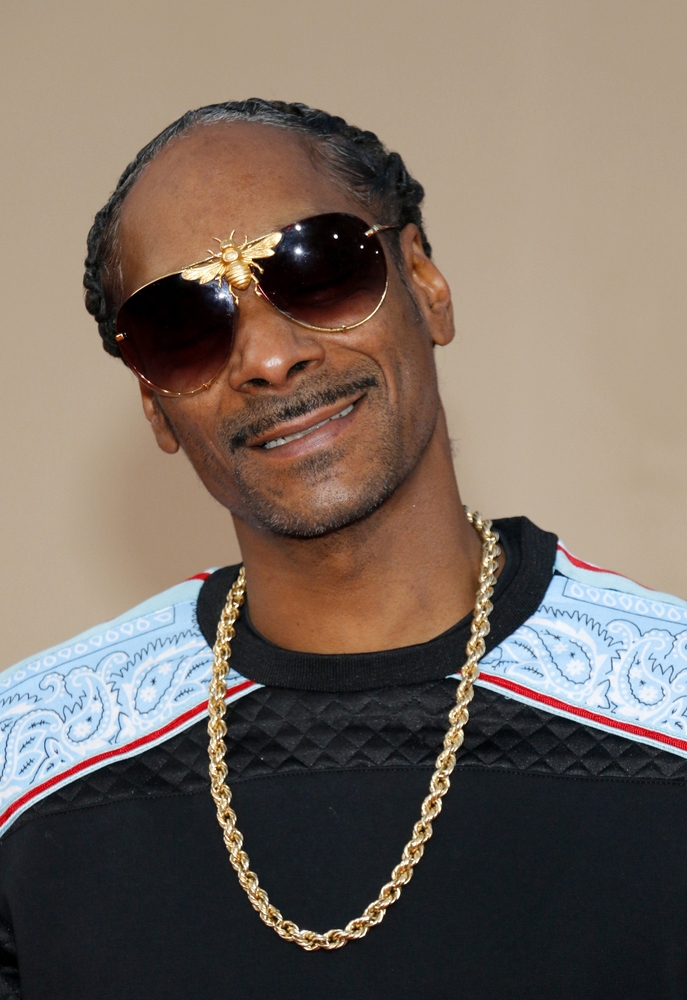 Snoop Dogg sourit à la caméra. 