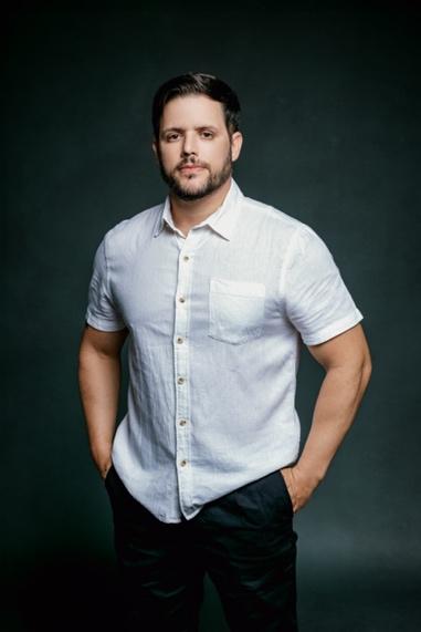 Homem em pé com camisa azul

Descrição gerada automaticamente