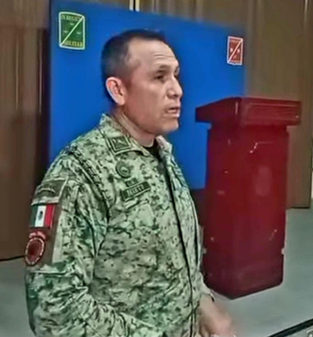 Hombre con uniforme de militar

Descripción generada automáticamente con confianza baja