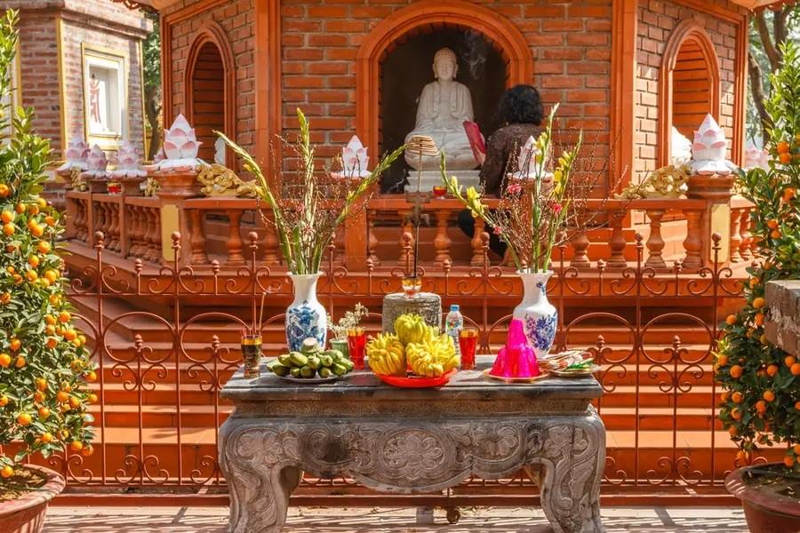 The 1st and 15th of a lunar month are when Buddhists flock to the pagoda to worship 