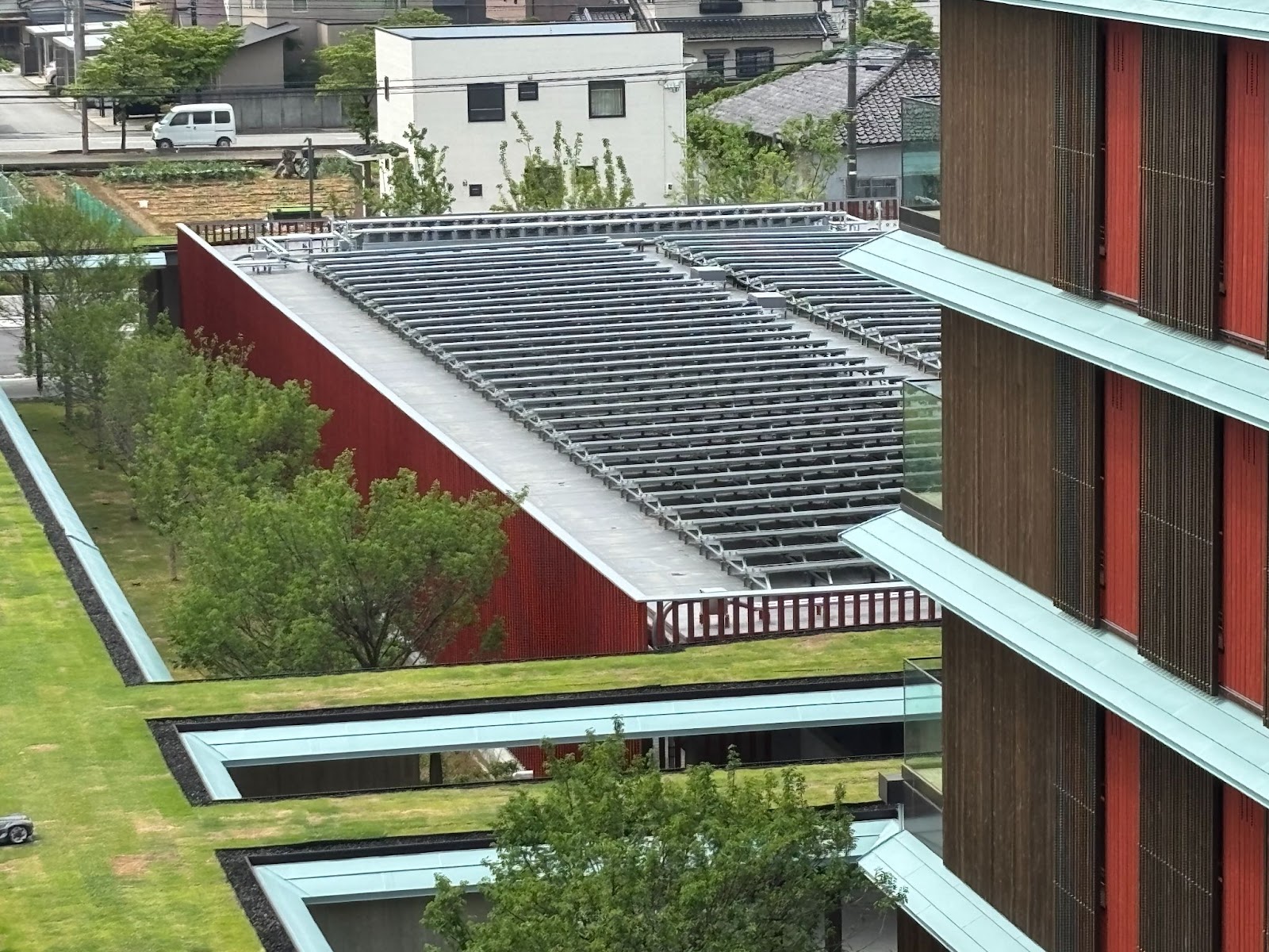 屋根面に太陽光発電パネルを備えた駐車場棟