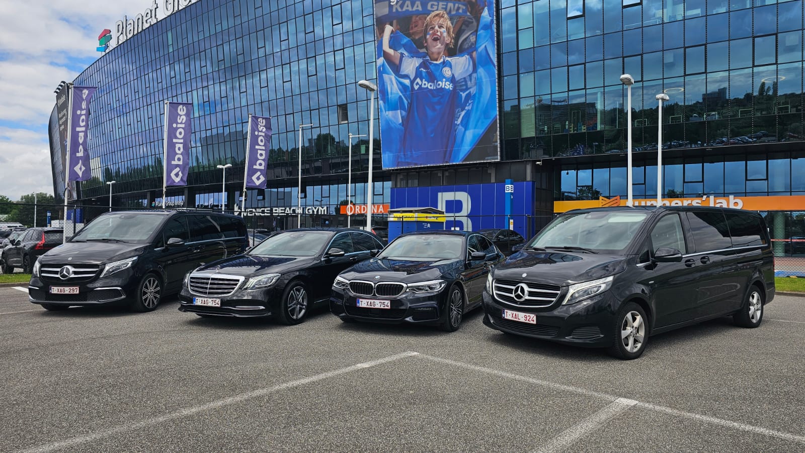 Wagenpark van Taxi Gent 222 uit België, bestaande uit Mercedes diesels en een BMW benzinewagen