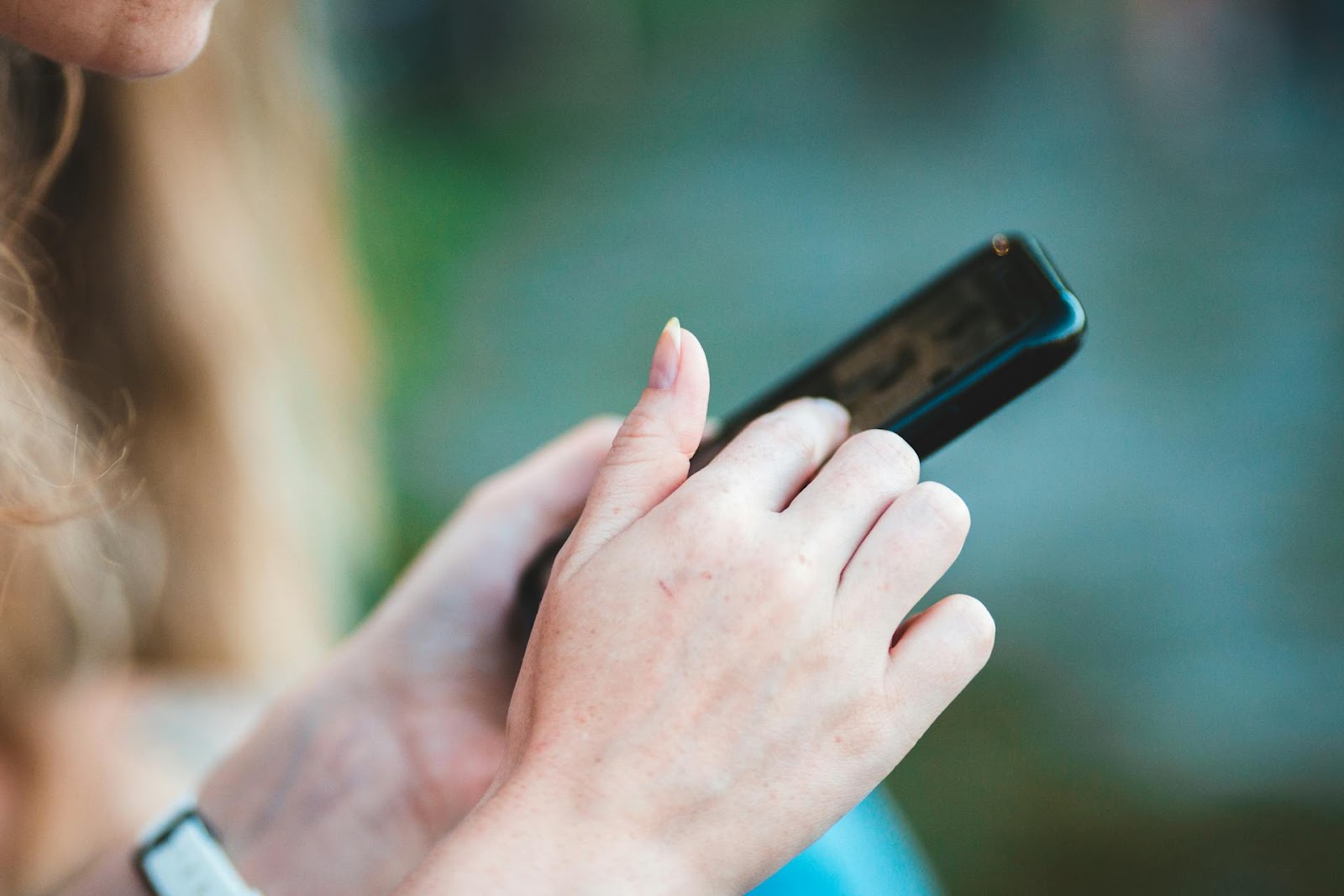 A woman using her phone | Source: Pexels