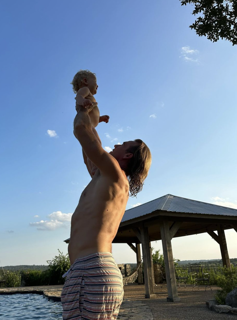 James Van Der Beek with one of his children at the Texas home in a post from June 3, 2023 | Source: Instagram/vanderkimberly