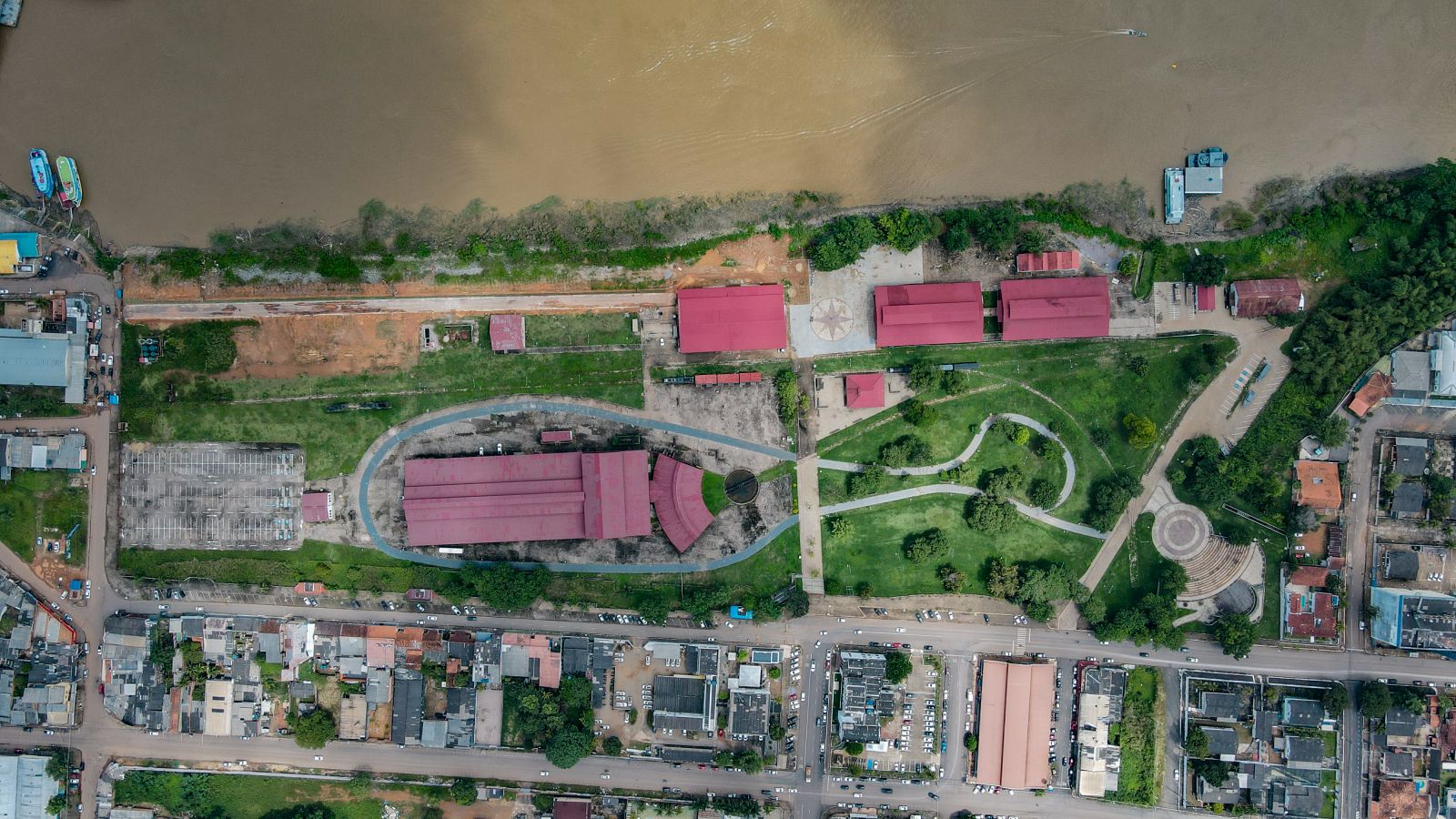 A ferrovia foi inaugurada, em 1912, ao lado do complexo ferroviário