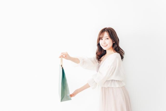 白いドレスを着た女性  自動的に生成された説明