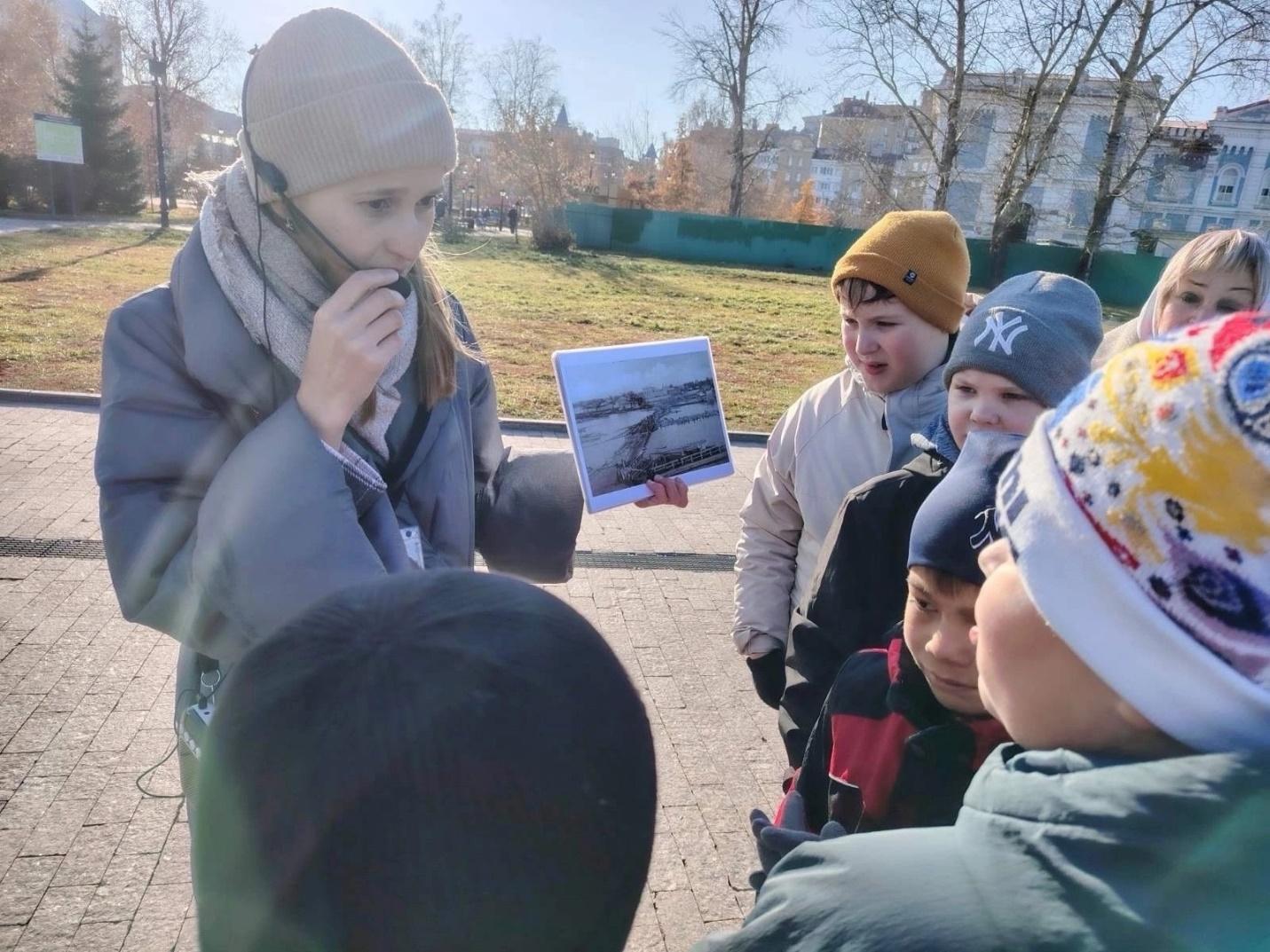 Изображение выглядит как на открытом воздухе, одежда, человек, дерево

Автоматически созданное описание