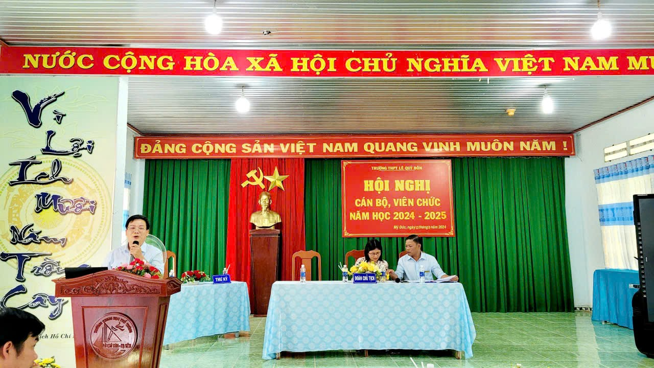 Ảnh có chứa văn bản, trong nhà, trang phục, người

Mô tả được tạo tự động