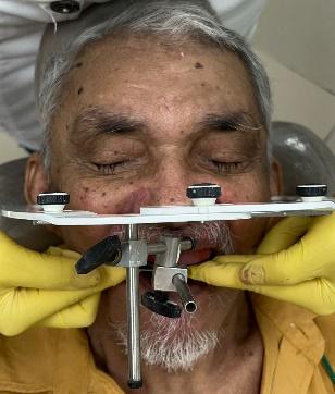 Homem escovando os dentes

Descrição gerada automaticamente com confiança média