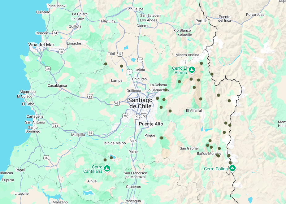 Mapa de exploración Andeshandbook, utilizando filtros para determinar RUTAS DE TREKKING ubicadas en Chile, RM, con playas, ríos, cascadas, lagos, lagunas.
