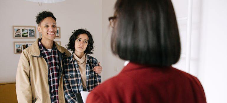 a final walkthrough with tenants is part of a landlord's new tenant checklist