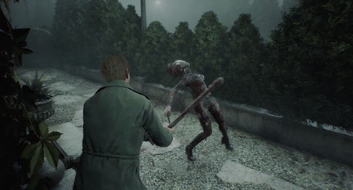 Cuplikan layar dari Silent Hill 2 Remake: James berada di luar di kala senja yang suram dan berkabut. Seorang perawat - berlumuran darah dan tanpa pagar - mundur dari James, yang sedang memukulinya dengan pipa berkarat.