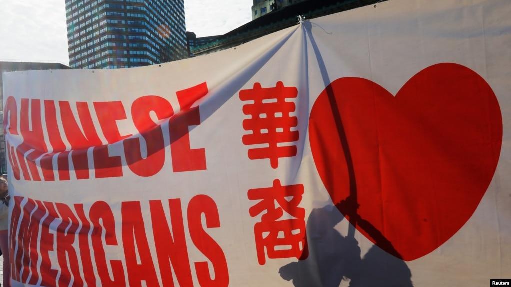 华裔美国人参加集会要求在入学上不歧视亚裔美国人申请者。(2018年10月14日)